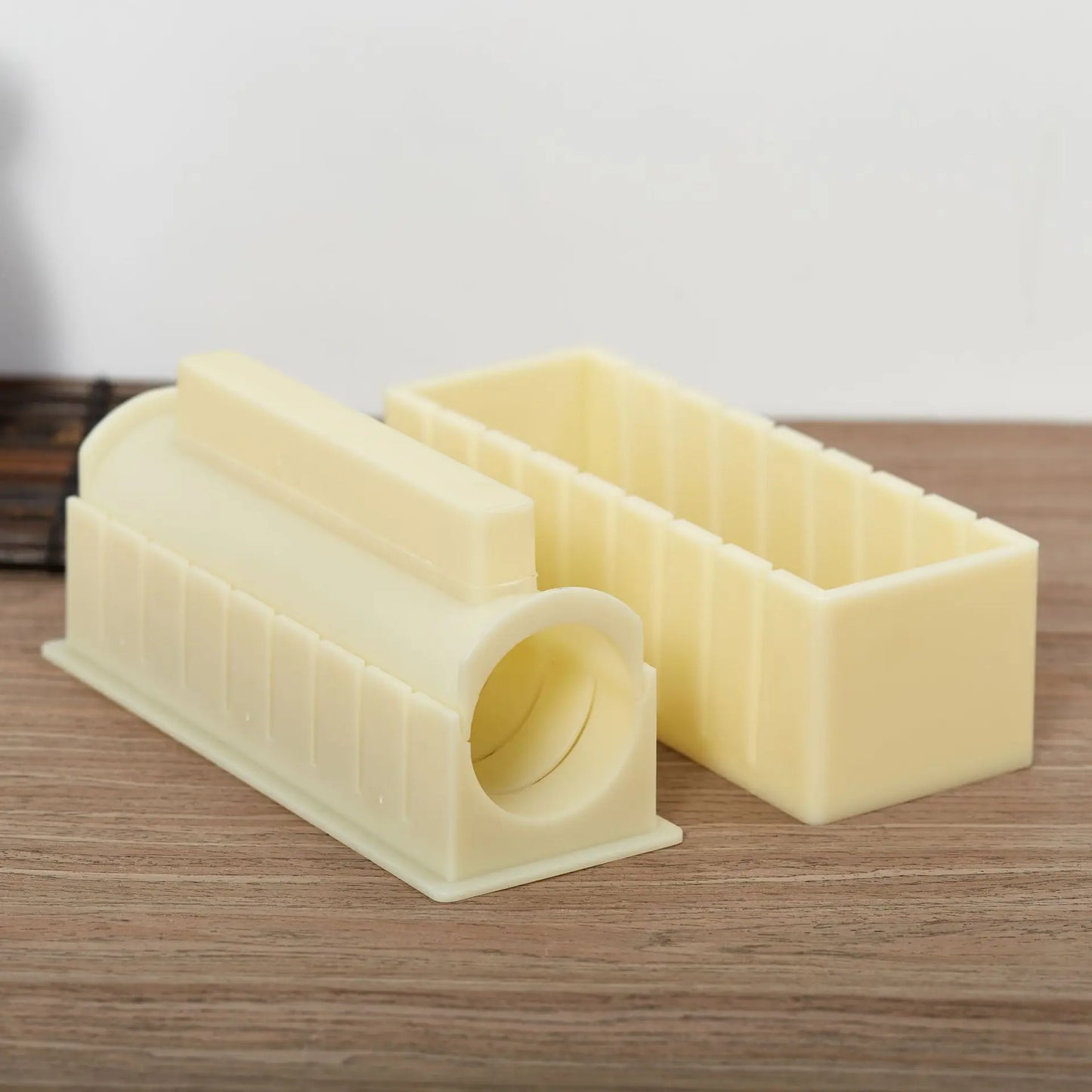 A set for making round sushi